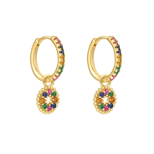 Boucles d'oreilles créoles arc-en-ciel avec zircons colorés et finition dorée chic