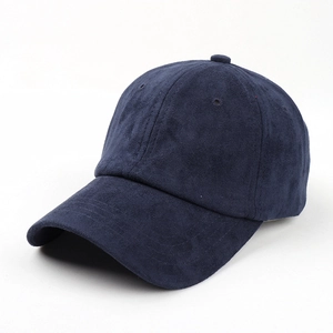 Gros plan sur casquette baseball en daim bleu marine montrant la texture douce du tissu