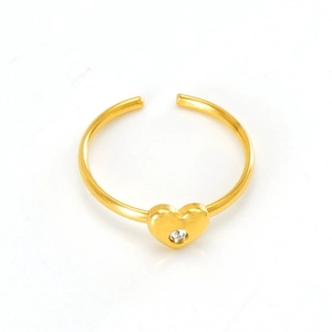 Anello nodo dorato con zircone a forma di cuore su sfondo bianco dallo stile minimal