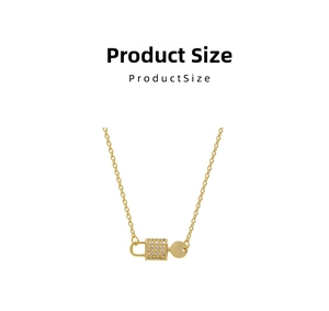 Makroaufnahme einer Goldkette mit mikro-pavé Zirkonia-Vorhängeschloss und rundem Metallanhänger