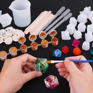 Kit de moules en silicone pour dés polyédriques DIY avec tasses à mesurer et pigments