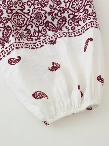 Böhmischer Ärmel in Creme mit weinrotem Paisley-Print und elastischem Bündchen