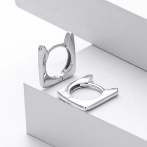 Dettaglio del marchio S925 su orecchini a cerchio quadrati minimalisti in argento sterling