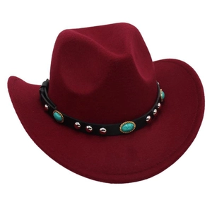 Dettaglio di cappello cowboy bordeaux in feltro con turchese e borchie d'argento