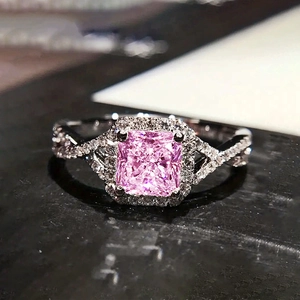 Détail macro d'une bague diamant carré rose avec anneau torsadé serti de micro-pavé