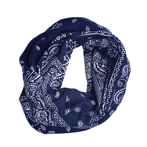 Detail von marineblauem Paisley-Multifunktionstuch aus weicher und atmungsaktiver Baumwolle