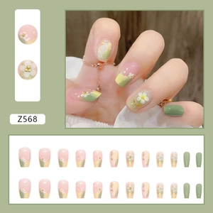 Faux ongles vert pastel et rose avec fleurs 3D et détails dorés délicats