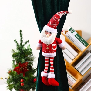 Détail d'attache-rideau Père Noël tricoté avec longues jambes sur velours vert