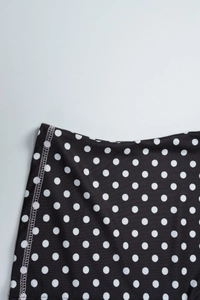 Detail von schwarz-weiß gepunktetem Strickstoff mit professioneller Overlock-Naht