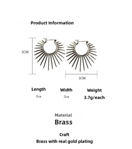 Dettaglio degli orecchini a forma di sole in ottone con placcatura in oro e dimensioni esatte