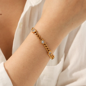 Élégant bracelet en titane plaqué or 18 carats avec un zircon scintillant en forme de cœur