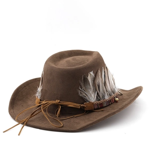 Détail d'un chapeau de cowboy en daim marron avec ruban ethnique et plumes naturelles