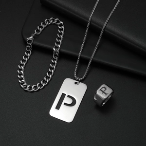 Detailsicht des silbernen Titanstahl-Schmucksets mit Buchstabe P auf Kette und Ring