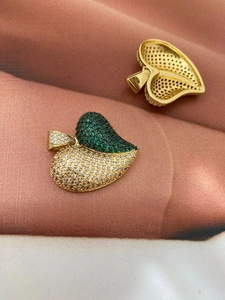 Détails de pendentifs en forme de feuille dorée sertis de cristaux verts et blancs fins