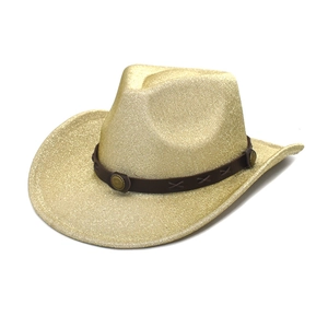 Détail du chapeau de cowboy doré à paillettes avec bandeau en cuir brun et boucle métal