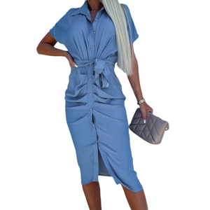 Robe chemise bleue à manches courtes avec ceinture à nouer et détails plissés
