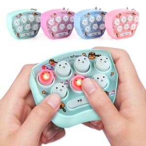 Dettaglio del gioco puzzle portatile con pulsanti colorati e luci LED luminose