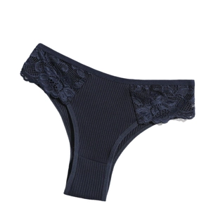 Culotte en coton côtelé bleu foncé pour femme avec bordure en dentelle sur fond blanc