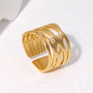 Anello largo in acciaio inossidabile dorato con linee geometriche e design traforato