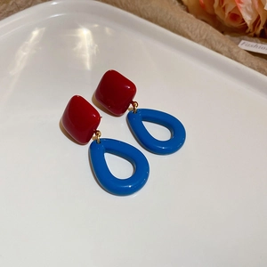 Detailaufnahme der Vintage-Resin-Ohrringe mit roten Quadraten und blauen Tropfen-Anhängern