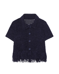Dettaglio del cardigan in maglia blu navy con orlo a frange e trama traforata