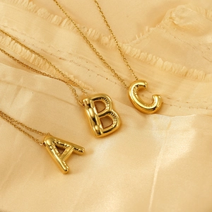 Collier avec pendentif lettre bulle plaqué or 18k alphabet A B C sur du satin