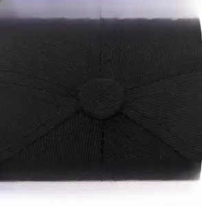 Détail de la casquette de baseball en coton souple avec coutures fines et bouton