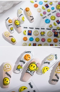 Nahaufnahme von 5D-Lächeln-Nagelaufklebern mit bunten Emojis und glücklichen Textmustern