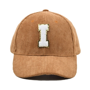 Detaillierte Nahaufnahme einer braunen Cord-Baseballkappe mit einem weißen Chenille-Buchstaben I