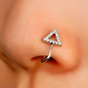 Detailopname van U-vormige zilveren neusring zonder piercing met witte zirkoonstenen