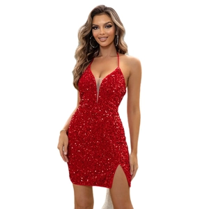 Rotes Pailletten-Minikleid mit Neckholder und Seitenschlitz für elegante Partys
