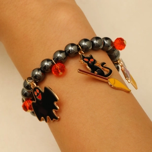 Detalle de pulsera de Halloween con cuentas, cristales naranjas y colgantes de fantasmas