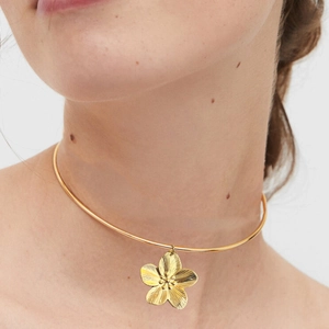 Girocollo minimalista in oro 18K con pendente a fiore e sottile fascia metallica rigida