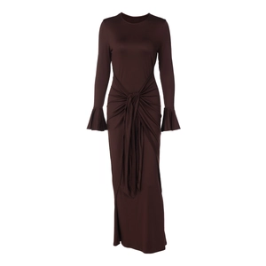 Détail d'une robe marron foncé à manches longues avec nœud à la taille et poignets évasés
