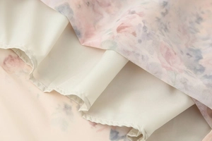 Détails des couches de mousseline florale avec doublure et finitions de couture