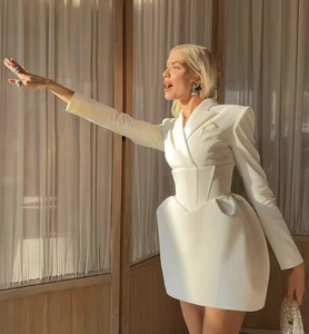 Dettaglio della vita sartoriale e silhouette strutturata di un abito blazer bianco elegante