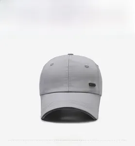 Détail de la casquette de baseball grise à séchage rapide avec logo métallique et trous