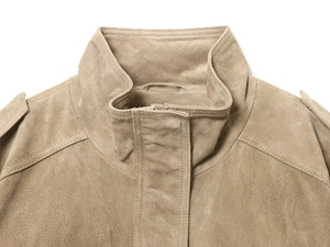 Detailansicht der Nähte an Kragen und Schulterklappen der beigen Wildlederjacke