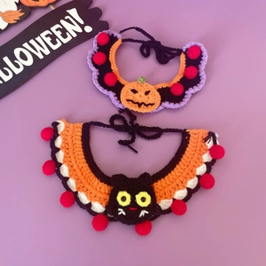 Detail van Halloween gebreide halsbanden voor huisdieren met pompoen en kat ontwerpen