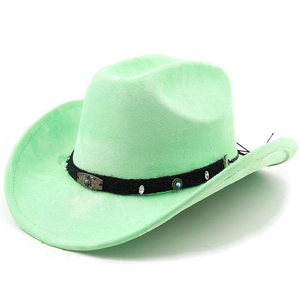 Détail d'un chapeau de cow-boy en daim vert menthe avec métal gravé et perles de turquoise