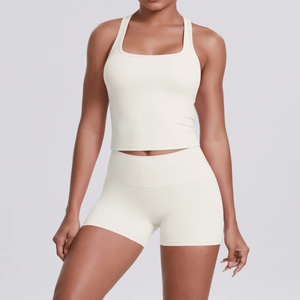 Détail d'ensemble de yoga beige brossé avec haut à col carré et short taille haute