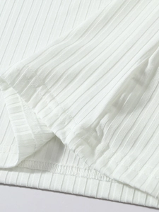 Gros plan sur la texture en tricot côtelé blanc et les détails de couture des bords
