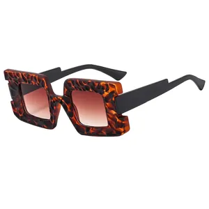 Oversized square sunglasses with tortoiseshell texture frame and brown gradient lenses