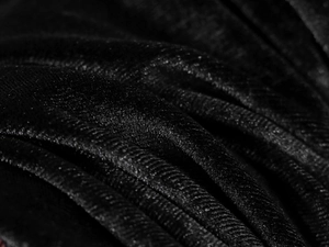 Gros plan sur la texture du tissu en velours noir montrant peluche et éclat luxueux