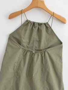 Détail des bretelles réglables et boucle de serrage sur robe en nylon olive