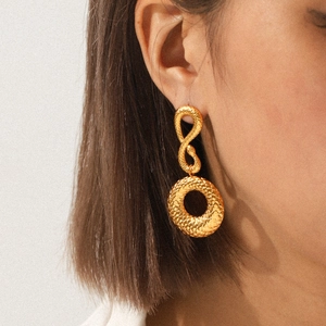 Boucles d'oreilles serpent en acier inoxydable doré 18 carats avec anneaux texturés