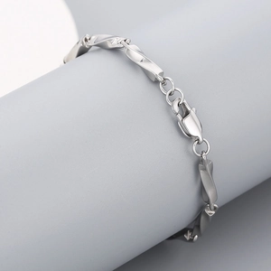 Gros plan sur un bracelet gourmette Mobius en argent avec fermoir mousqueton poli