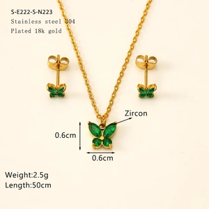 Details des 18k vergoldeten Edelstahl-Schmucksets mit Schmetterlingen aus grünem Zirkon