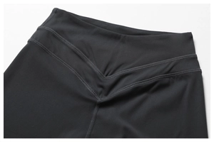 Détail de la couture en V à la taille haute et coutures plates sur le short de yoga