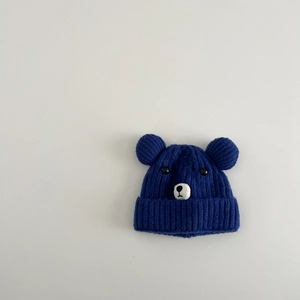 Détail du bonnet d'hiver en maille côtelée bleu foncé avec oreilles et visage d'ours